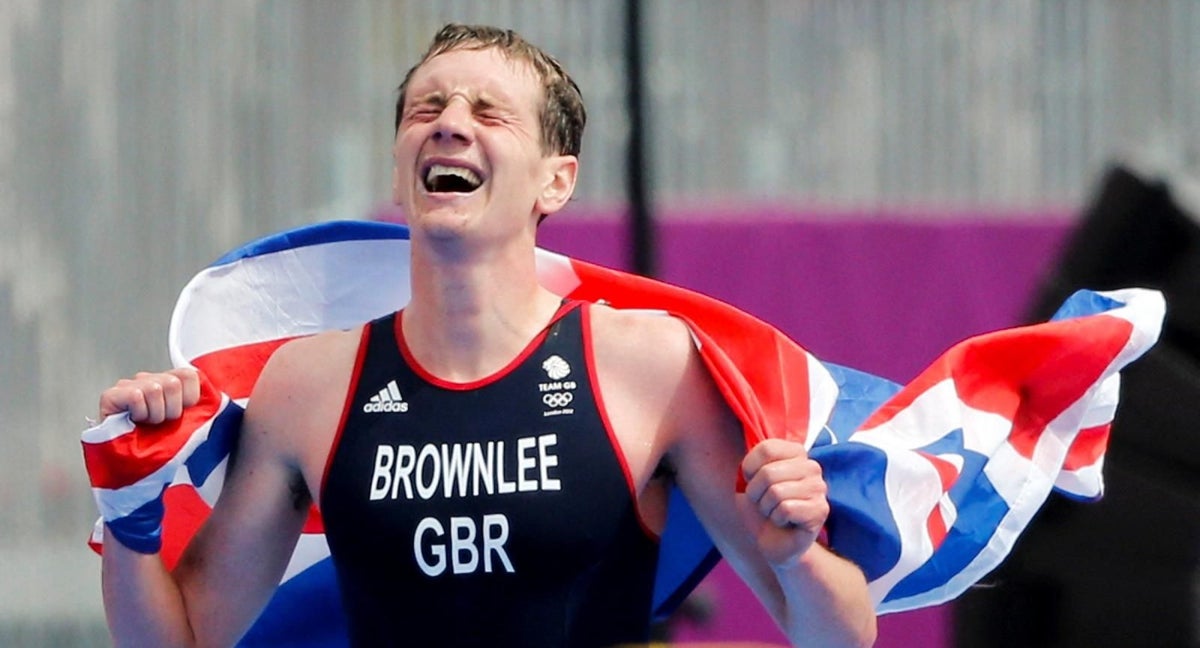 Alistair Brownlee celebra la victoria en un triatlón.