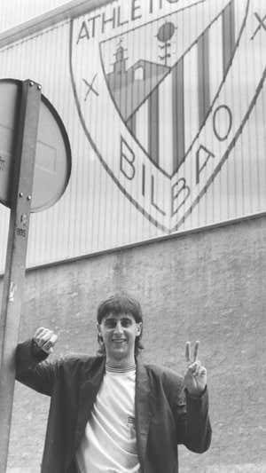 Loren, posando con el escudo del Athletic Club de fondo.  El Correo