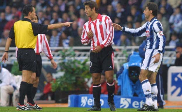 Loren, siendo el capitán de la Real, en un derbi en Anoeta junto a Isma Urzaiz.  DV