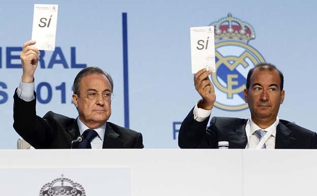 Florentino, junto al vicepresidente Eduardo Fernández de Blas.  GETTY