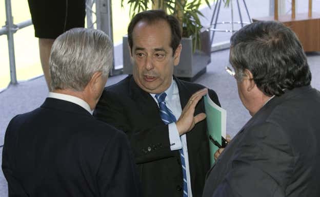 Manolo Redondo charla con dos miembros de la Junta del Real Madrid.  ABC