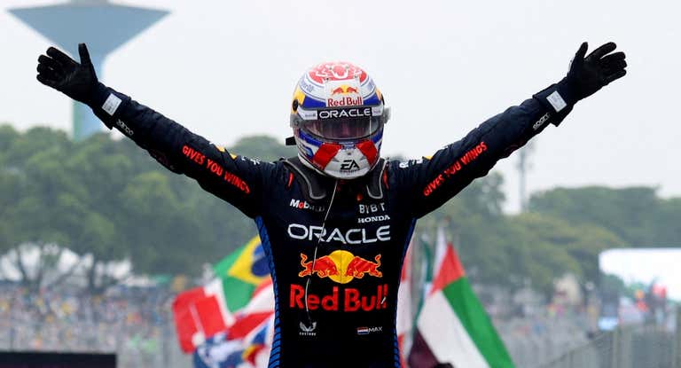 Max Verstappen alza los brazos en signo de victoria.