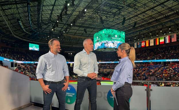Roberto Carretero, Álex Corretja y Ainhoa Arbizu, en el set de la Copa Davis de Málaga.  Movistar Plus+