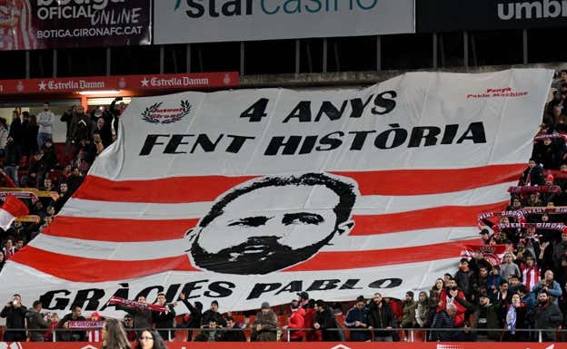 Pancarta de la afición del Girona en homenaje a Pablo Machín.  GIRONA FC