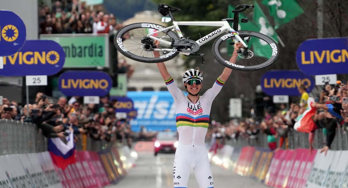 Tadej Pogacar celebra su triunfo en Lombardía el pasado mes de octubre.