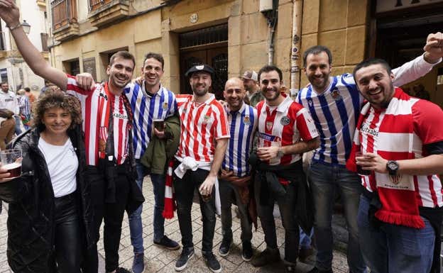 Aficionados de ambos equipos en la previa de un derbi vasco. Archivo