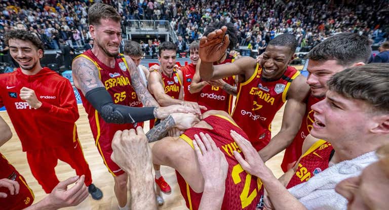 España celebra la victoria en Bratislava.
