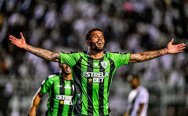 Jonathas de Jesus celebra un gol con el América Mineiro.  Relevo