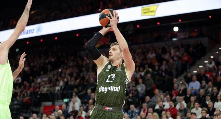 Andreas Obst lanza un triple ante el Barça.