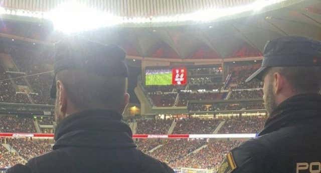 El Atlético clama contra la Policía tras la detención de tres aficionados madridistas: «El estadio de la foto es el nuestro y nada tiene que ver con los hechos»