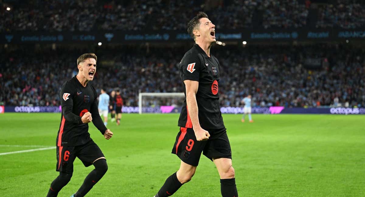 Gavi busca a Lewandowski para abrazarle después de conseguir el 0-1 ante el Celta.
