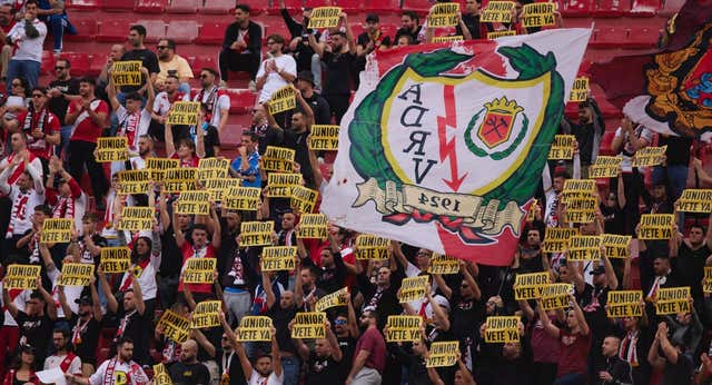 Las aficiones de Sevilla y Rayo se alían para cantar contra sus presidentes