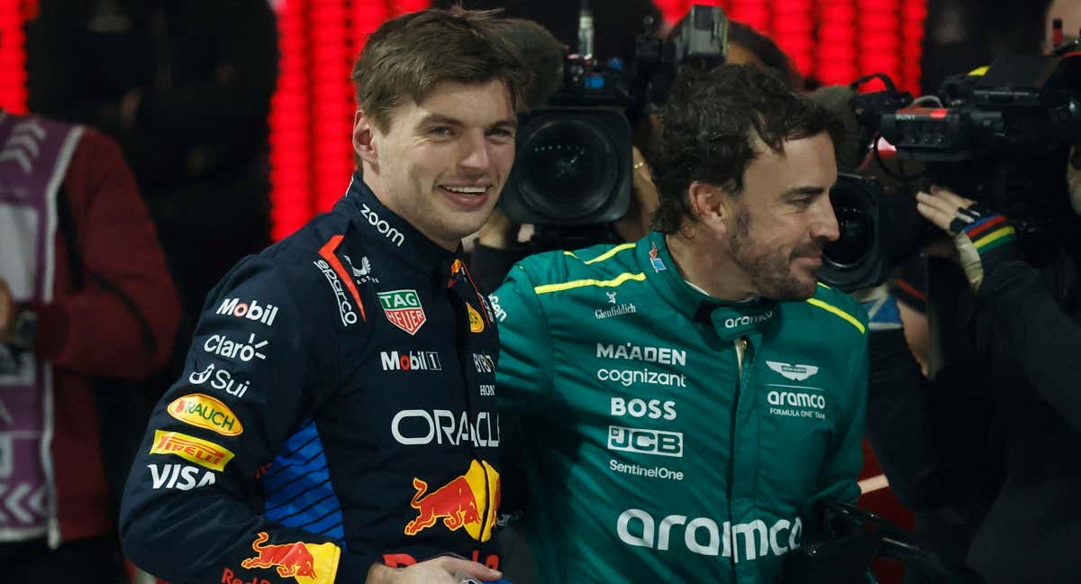 Verstappen y Alonso, en su saludo tras bajarse del coche./REUTERS