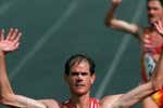 Martín Fiz y Abel Antón hablan a corazón abierto de su batalla en el Mundial de Atenas 27 años después: «En el km 35 pensaba 'a ver si se le sube un gemelo'«