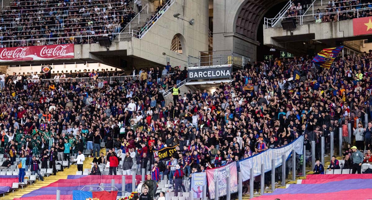 La Grada de Animación durante un partido en Montjuïc.