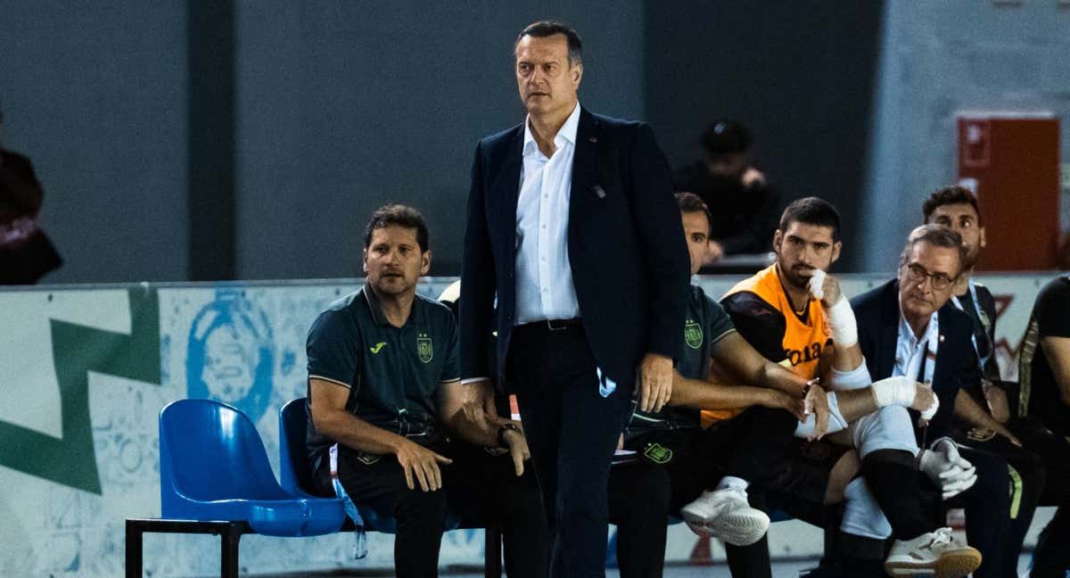 Jesús Velasco durante su debut como seleccionador español frente a Portugal.
