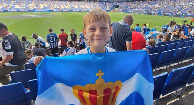 El Espanyol transforma en sonrisa las lágrimas del niño de cinco años de la camiseta vetada en Girona: “¿Somos asesinos en potencia?”