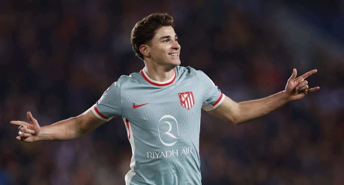 Julián Álvarez celebra su gol de falta.
