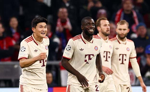 Los futbolistas del Bayern celebran el gol del triunfo. EFE
