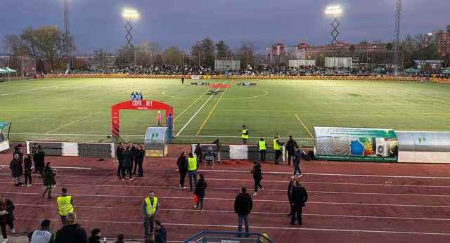 500 personas arman un gran revuelo tras quedarse fuera del Parla Escuela – Valencia… ¡teniendo entrada!
