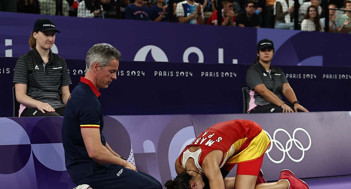 Carolina Marín en el suelo tras romperse en la semifinal de los Juegos Olímpicos 2024.