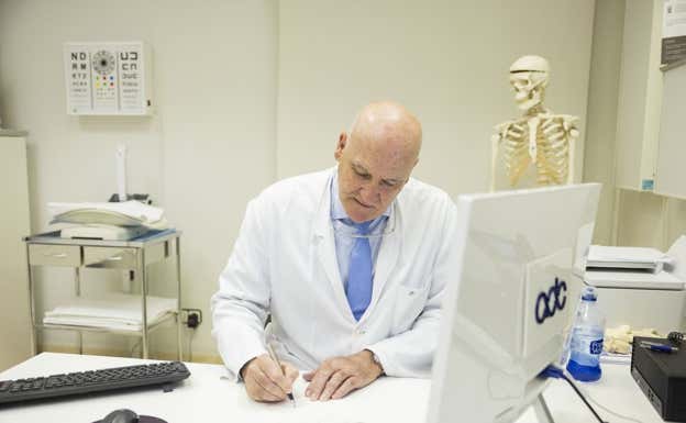 Alfonso del Corral, en su consulta.  SALVADOR FENOLL