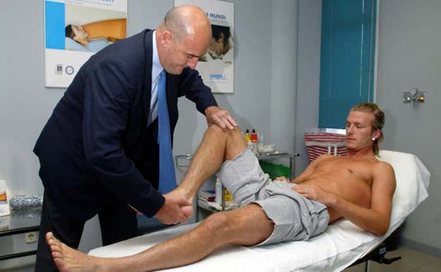 Del Corral examina a Beckham.