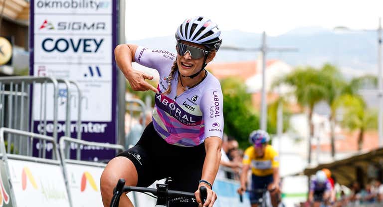 Marta Romeu celebra su victoria en la Vuelta a Andalucía 2023.