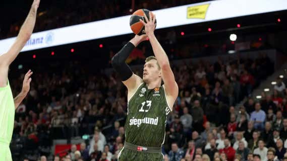 Andreas Obst marcó 11 triples en 16 intentos./EFE