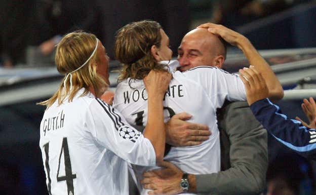 El abrazo de Woodgate a Alfonso del Corral después de marcar un gol.  REUTERS