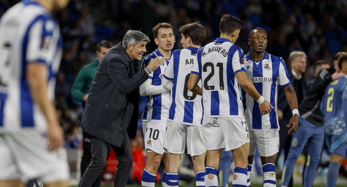 Alguacil realiza indicaciones a sus jugadores en el transcurso del partido.