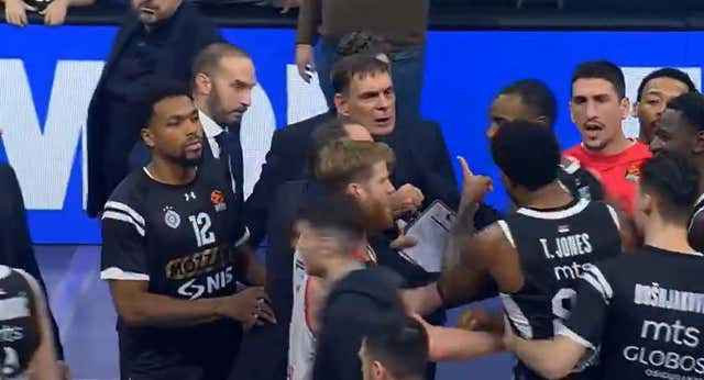 Bartzokas vive en sus propias carnes el infierno del Partizan: “Un aficionado me empujó, esto es una cosa de la Euroliga”