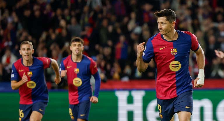 Robert Lewandowski celebra un gol con el Barça en la Champions League.
