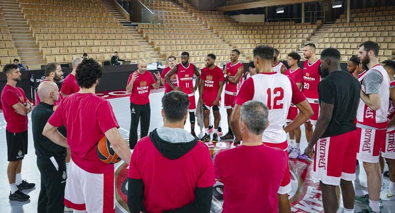 Vassilis Spanoulis da una charla a sus jugadores.