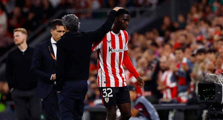 Adama Boiro es felicitado por Ernesto Valverde tras marcar su primer gol con el Athletic.