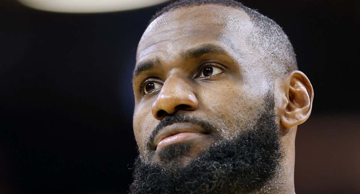 La cara de LeBron James tras quedar eliminados de la Copa NBA.