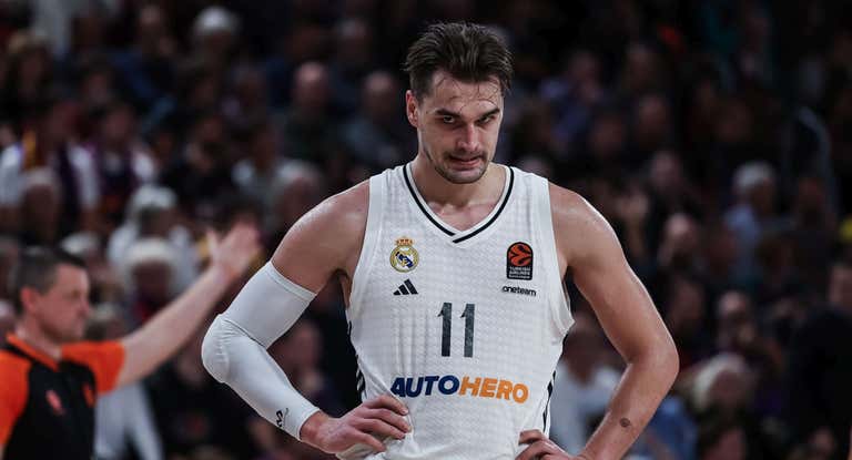 Mario Hezonja trata de mantener la calma tras una falta sobre Punter en el Palau.