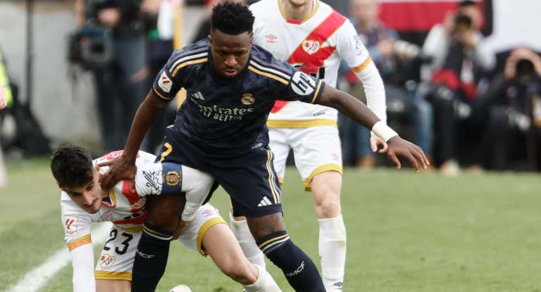 Vinicius lucha por un balón junto a Óscar Valentín en Vallecas.
