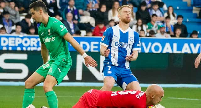 Carlos Vicente salva al Alavés… pero Luis García sigue en la cuerda floja