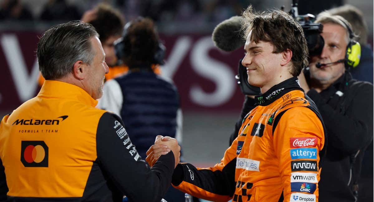 Zak Brown y Oscar Piastri, después del truco de McLaren./REUTERS