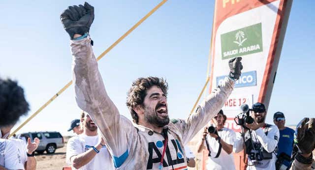 La lección de vida de Carlos Llibre: el aventurero que corrió un Dakar con su hermano de guía desde el cielo y va camino de completar la ‘lista de 101 cosas’