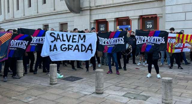 La grada de animación protesta con un «Barça sí, Laporta no» que duró un segundo: «No, no, que hay que volver a entrar»