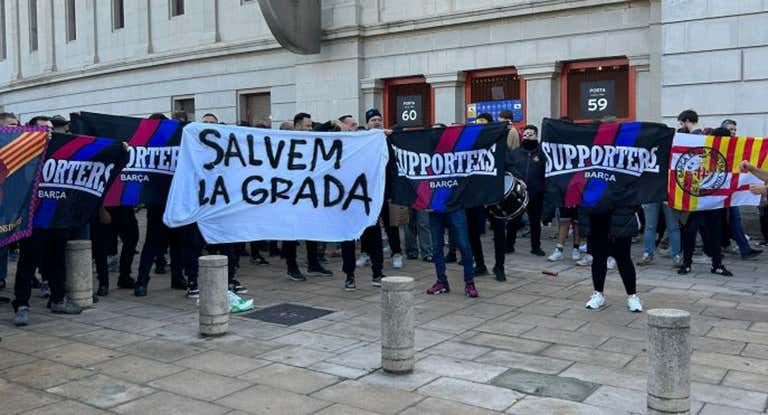 La grada de animación del FC Barcelona, este sábado ante Las Palmas, en los exteriores de Montjuïc.