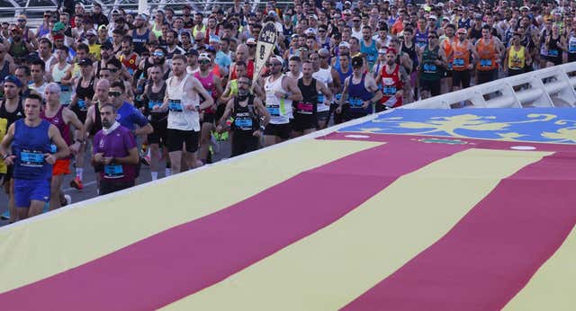 Los homenajes por la DANA protagonizan el Maratón Valencia… Y se logra el récord valenciano: «En la salida estaba llorando»