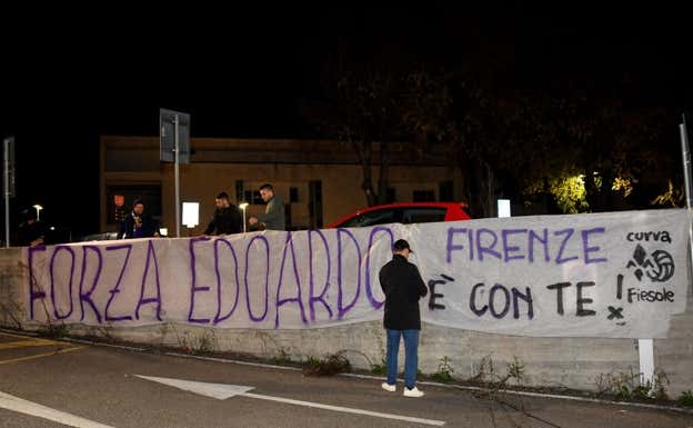 Los aficionados de la Fiorentina, a las puertas del hospital.  REUTERS