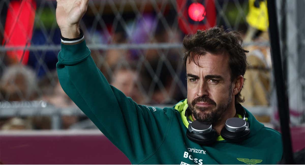 Alonso, saludando en Catar./REUTERS