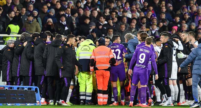 Edoardo Bove, jugador de la Fiorentina, cae desplomado en el partido contra el Inter