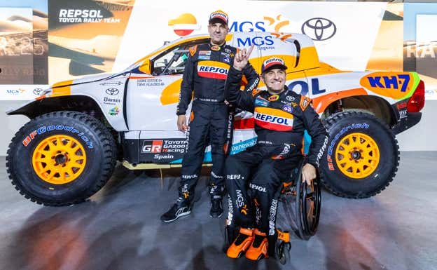 Isidre Esteve y Txema Villalobos, presentando su coche del Dakar. MEDIAGÉ