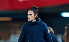Un vídeo y una manita para que Montse Tomé se olvide de la pegada... a falta de Francia