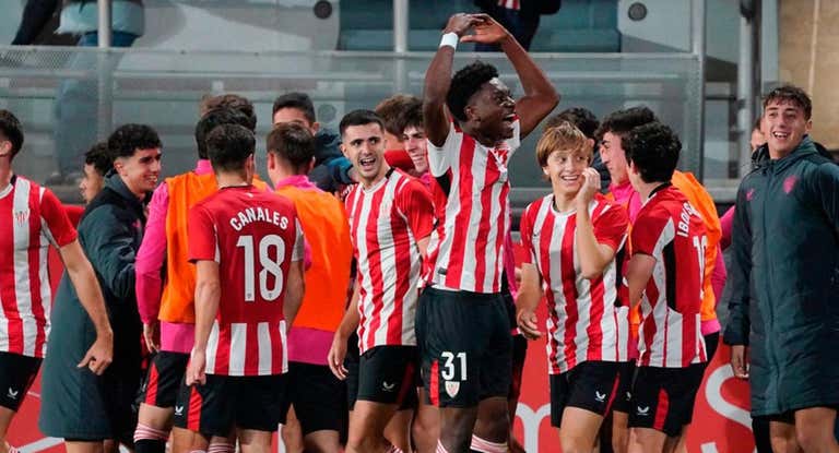 Oyono celebra su tanto ante el filial de la Real Sociedad.